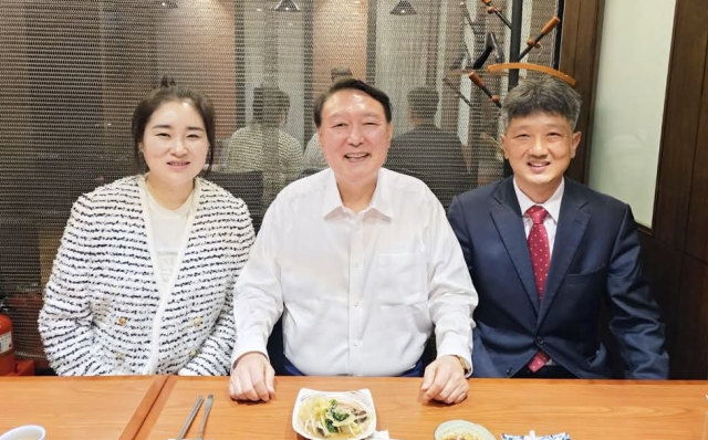 윤석열 전 대통령가운데과 그의 법률대리인단 일부왼쪽부터 김계리 배의철 변호사 사진연합뉴스