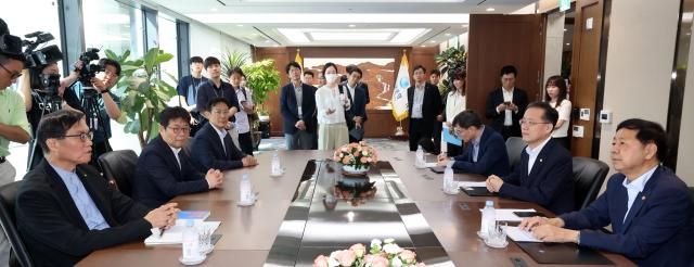 구윤철 경제부총리 겸 기획재정부 장관이 7일 서울 중구 한국은행에서 이창용 한은 총재와 대화하고 있다 사진연합뉴스