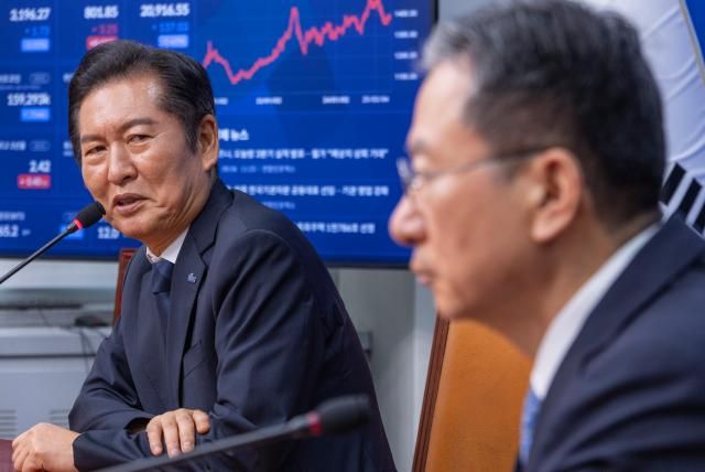 정청래 더불어민주당 대표왼쪽가 6일 국회에서 열린 정성호 법무부 장관과의 면담에서 발언하고 있다 사진연합뉴스