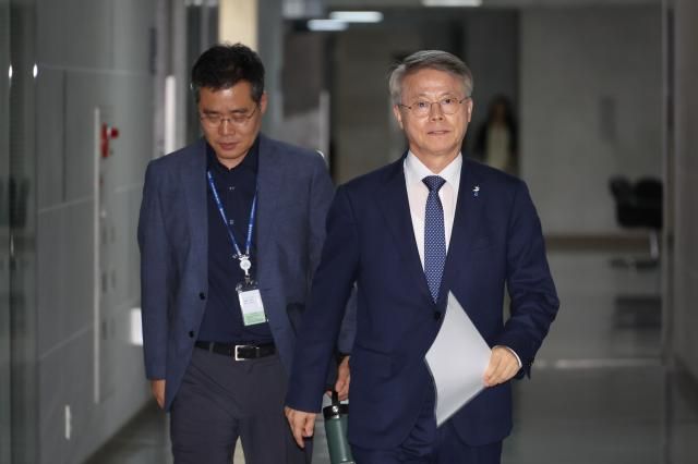 더불어민주당 국민주권 검찰 정상화 특위 위원장인 민형배 의원 7일 서울 여의도 국회 의원회관에서 열린 검찰개혁 당정협의회에 참석하고 있다 사진연합뉴스