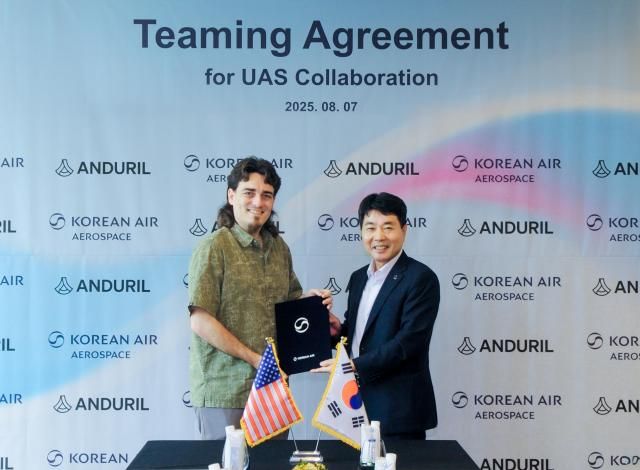대한항공은 7일 미국 방산기업 안두릴과 한국 및 아시아·태평양 지역 무인 항공기 분야의 파트너십 구축을 위한 협력합의서에 서명했다 임진규 대한항공 항공우주사업본부장오른쪽과 팔머 럭키 안두릴 창업자왼쪽가 기념촬영을 하는 모습 사진대한항공
