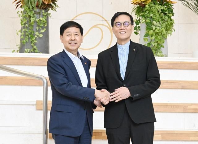 구윤철 부총리 겸 기획재정부 장관이 7일 서울 중구 한국은행을 방문해 이창용 한은 총재와 악수하며 기념사진을 찍고 있다 사진기획재정부