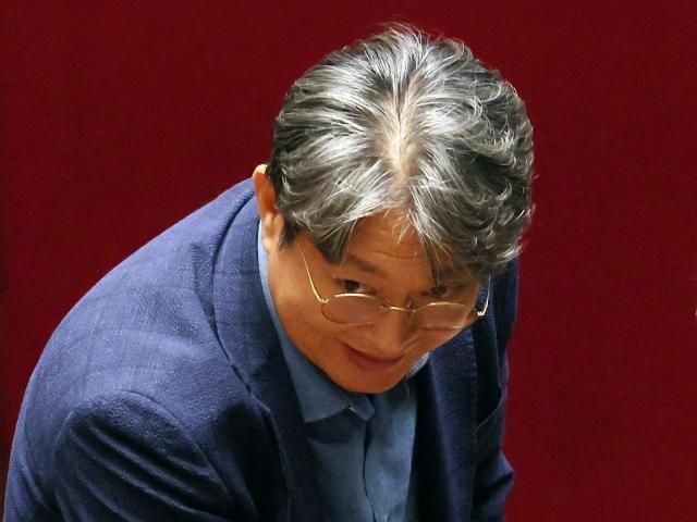 차명 주식거래 의혹을 받는 더불어민주당 이춘석 의원이 5일 국회 본회의에서 방송법 일부개정법률안 관련 필리버스터 종결 동의를 표결하는 투표를 한 뒤 밖으로 나서고 있다 사진연합뉴스