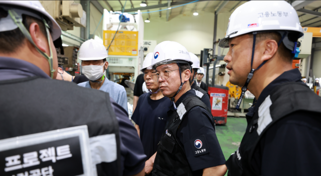 김영훈 고용노동부 장관은 7일 안전한 일터 프로젝트 일환으로 안양의 제조업체를 불시 점검했다 사진고용노동부