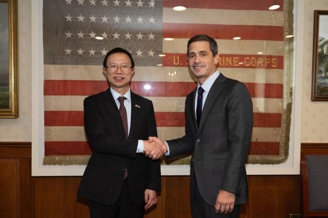 강환석 방위사업청 차장과 제이슨 포터 미 해군성 연구개발획득차관보가 면담 후 기념 촬영을 하고 있다 사진방위사업청