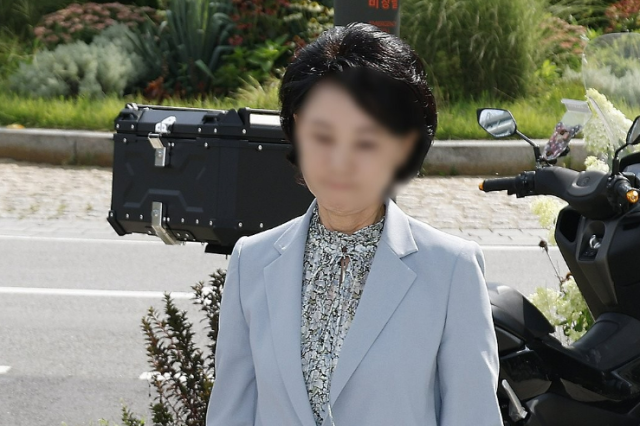 한학자 통일교 총재 비서실장인 정모씨가 8일 조사를 받기 위해 민중기 특별검사팀이 있는 서울 종로구 KT광화문빌딩 웨스트로 출석하고 있다 사진연합뉴스