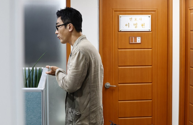 전직 해병 이관형씨가 지난 6월 20일 서울 서초구 이명현 특별검사의 사무실을 찾아 문서 제출을 시도했다 사진연합뉴스