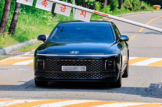 김건희 여사 관련 의혹들을 수사하는 민중기 특별검사팀 차량이 1일 윤석열 전 대통령에 대한 체포영장 집행에 실패한 뒤 경기도 의왕시 서울구치소에서 나오고 있다사진연합뉴스