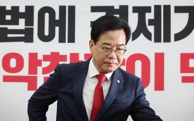 송언석 국민의힘 비상대책위원장 겸 원내대표가 7일 국회에서 열린 비상대책위원회의에 참석하고 있다 사진연합뉴스