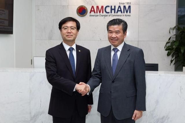 여한구 산업통상자원부 통상교섭본부장이 8일 서울 여의도 주한미국상공회의소AMCHAM 암참를 찾아 제임스 김 암참 회장과 기념촬영을 하고 있다 사진산업통상자원부