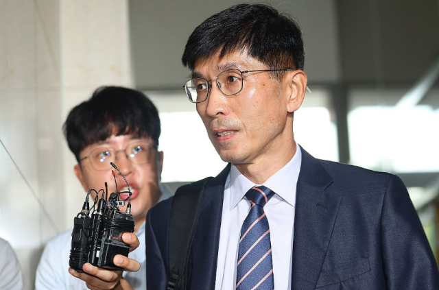 임기훈 전 국방비서관이 8일 오전 서울 서초구 순직해병특검팀에 참고인 신분으로 조사를 받기 위해 출석하고 있다 사진연합뉴스