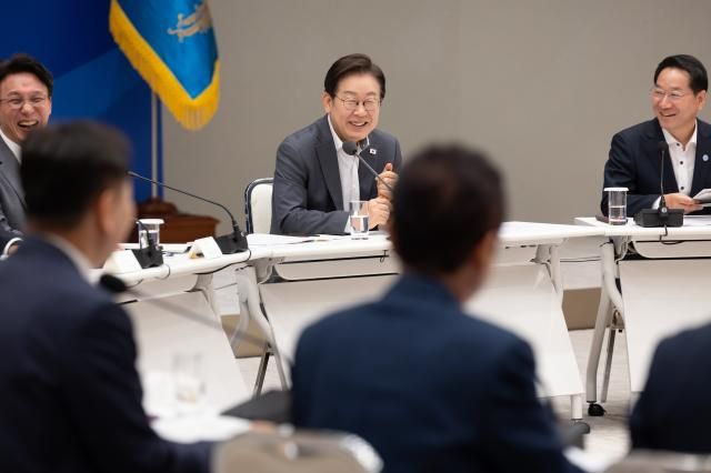 이재명 대통령이 지난 1일 서울 용산 대통령실 청사에서 전국 시도지사 간담회를 하고 있다 사진대통령실