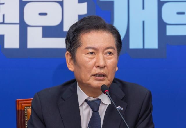 정청래 더불어민주당 대표가 지난 6일 국회에서 열린 최고위원회의에서 차명 주식 거래 의혹으로 탈당한 이춘석 전 국회 법사위원장에 대한 제명 결정을 발표하고 있다 사진연합뉴스