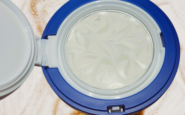 애경산업 에이지투웨니스AGE20S의 나이스웨더 카밍 롱 프로텍션 선 에센스 팩트 사진조현미 기자