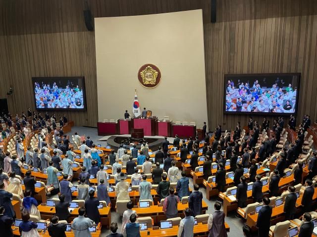 1일 오후 서울 여의도 국회에서 열린 제429회국회정기회 개회식에서 의원들이 국민의례를 하고 있다 이날 우원식 국회의장 및 더불어민주당은 한복을 국민의힘은 상복을 입고 참석했다 사진이다희 기자