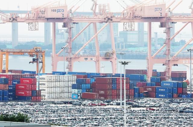 26일 경기도 평택항에 컨테이너가 쌓여 있는 모습 사진연합뉴스