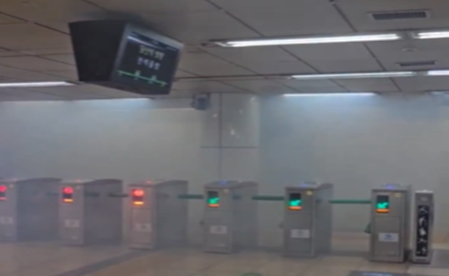 서울 지하철 합정역에서 화재가 발생했다 사진사회관계망서비스SNS 갈무리