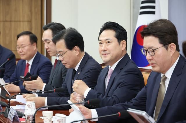 장동혁 국민의힘 대표와 송언석 원내대표가 1일 서울 여의도 국회에서 열린 최고위원회의에 참석해 있다.[사진=연합뉴스]