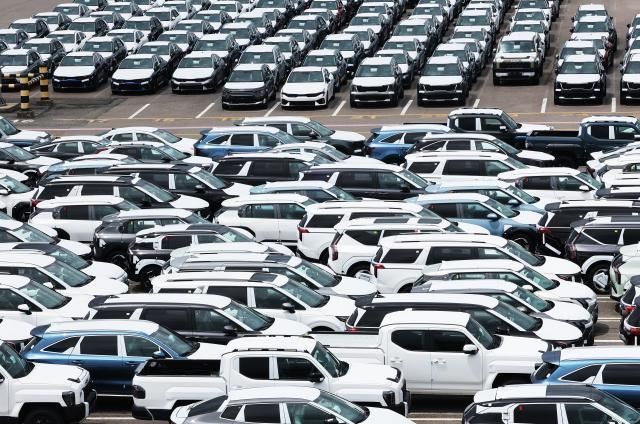 경기도 평택항에 세워져 있는 수출용 자동차 사진연합뉴스