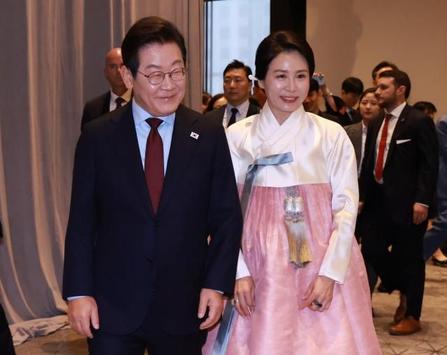 이재명 대통령과 김혜경 여사가 지난달 24일현지시간 미국 워싱턴DC의 한 호텔에서 열린 동포 만찬 간담회에 입장하고 있다 사진연합뉴스