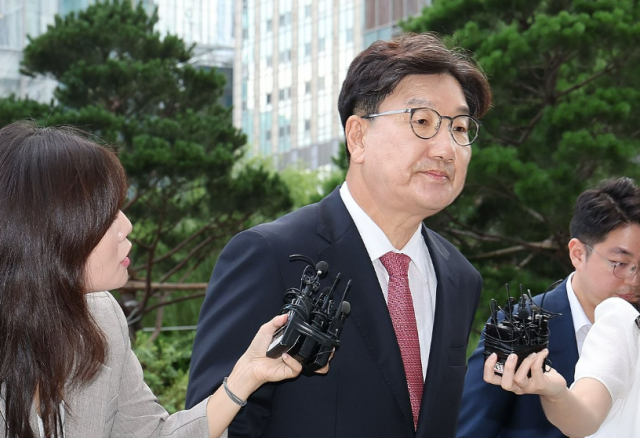 통일교 청탁 의혹을 받는 권성동 국민의힘 의원이 지난달 27일 서울 종로구 KT광화문빌딩에 마련된 김건희 여사 관련 의혹을 수사하는 민중기 특별검사팀 사무실에 피의자 신분으로 출석했다 사진연합뉴스