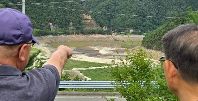 1일 오후 강릉시민들이 맨바닥을 드러낸 오봉저수지를 근심스럽게 바라보고 있다 사진연합뉴스