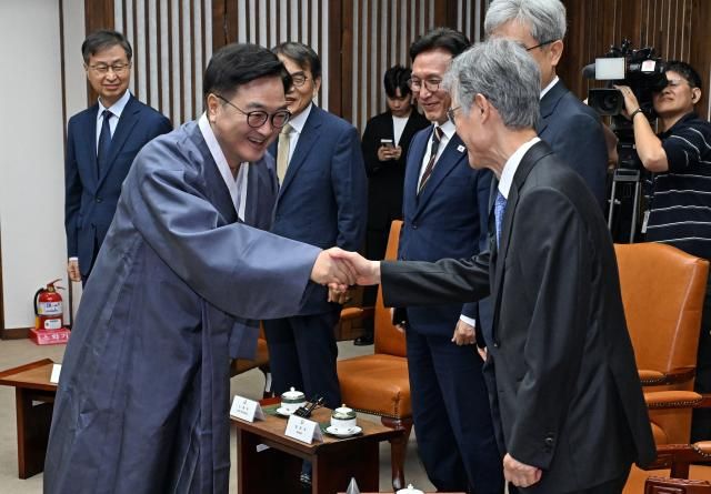 우원식 국회의장이 1일 국회에서 열린 정기국회 개회식 사전 환담에서 조희대 대법원장과 인사를 나누고 있다 사진연합뉴스