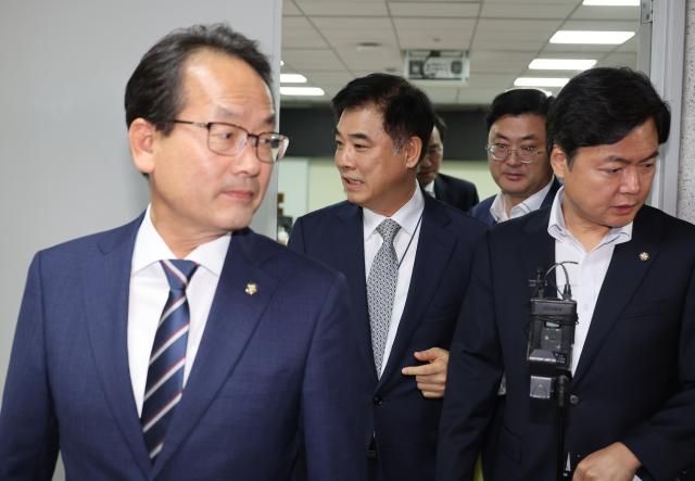 국회 정무위 더불어민주당 간사인 강준현 의원 김병욱 대통령실 정무비서관 등이 1일 서울 여의도 국회 의원회관에서 열린 정무위 당정협의회를 마치고 밖으로 나서고 있다사진연합뉴스