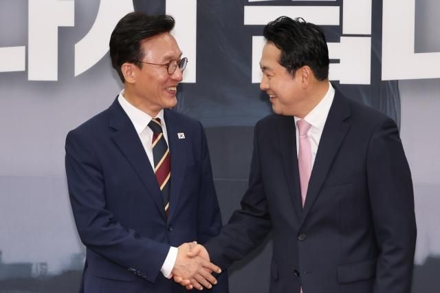 김민석 국무총리와 장동혁 국민의힘 대표오른쪽가 1일 서울 여의도 국회에서 만나 악수하고 있다 사진연합뉴스