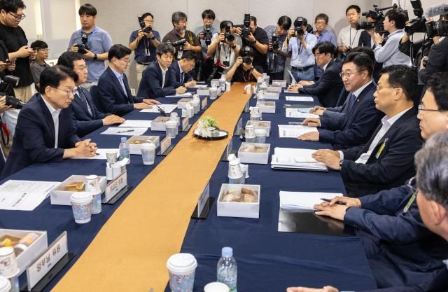 윤호중 행정안전부 장관이 2일 국회에서 열린 국회 행정안전위원회와 가진 당정에서 신정훈 위원장을 비롯한 의원들에게 인사말을 하고 있다 사진연합뉴스