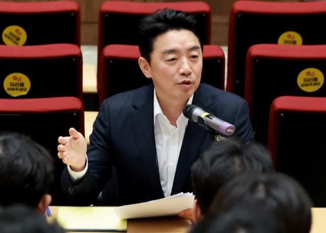 강훈식 대통령비서실장이 19일 서울 용산 대통령실 청사에서 기자간담회를 하고 있다사진연합뉴스