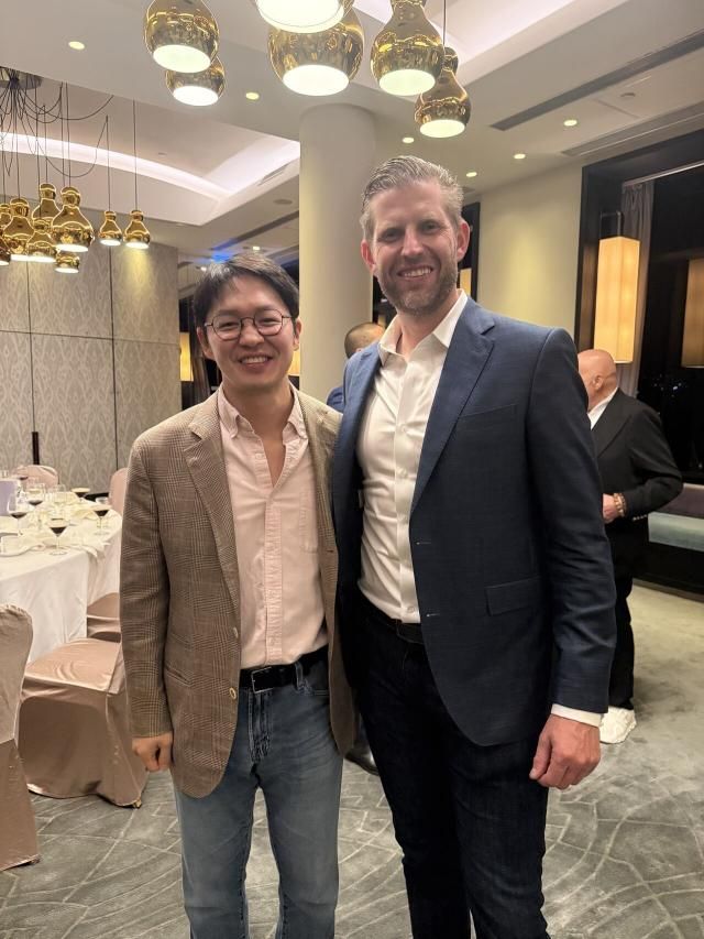 최성환 SK네트웍스 사업총괄 사장왼쪽과 에릭 트럼프 모습 사진최성환 SK네트웍스 사업총괄 사장 SNS 채널