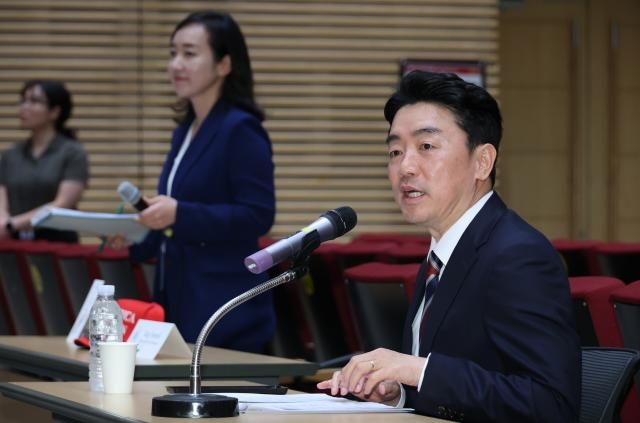 강훈식 비서실장이 28일 용산 대통령실에서 한미 정상회담 결과 등을 설명하는 기자간담회를 하고 있다 왼쪽은 전은수 부대변인사진연합뉴스