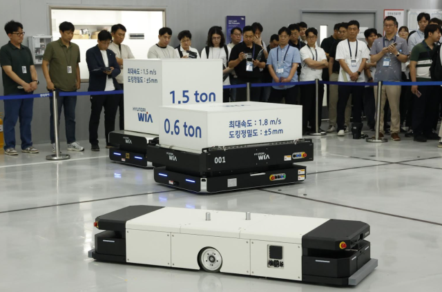 현대위아가 지난달 2829일 경기도 의왕시 현대위아 의왕연구소에서 개최한 ‘물류로봇 신제품 런칭 및 고객 초청 시연회’에서 가반하중로봇이 들 수 있는 최대 무게 3001500㎏의 물류로봇을 시연하고 있다 현대위아 제공 