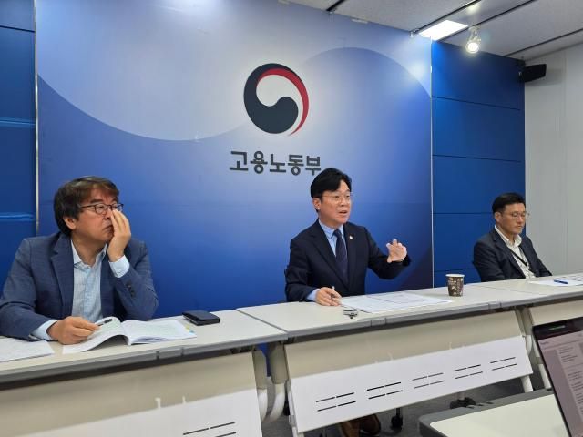 김영훈 고용노동부 장관가운데은 1일 정부세종청사에서 기자간담회를 개최했다 사진은 기자단 질문에 답변하는 김 장관 사진김유진 기자