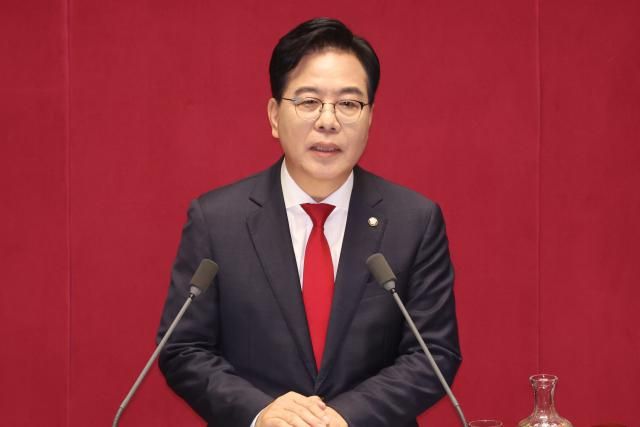 송언석 국민의힘 원내대표가 10일 서울 여의도 국회에서 열린 본회의에서 교섭단체 대표 연설을 하고 있다 사진연합뉴스