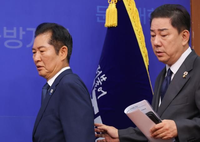 더불어민주당 정청래 대표왼쪽와 김병기 원내대표가 10일 서울 여의도 국회에서 열린 최고위원회의에 입장하고 있다사진연합뉴스