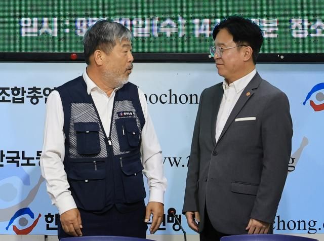 김영훈 고용노동부 장관오른쪽이 10일 서울 여의도 한국노총에서 열린 한국노총-고용노동부 장관 간담회에서 김동명 한국노총 위원장과 기념사진을 촬영하기에 앞서 대화하고 있다 사진연합뉴스