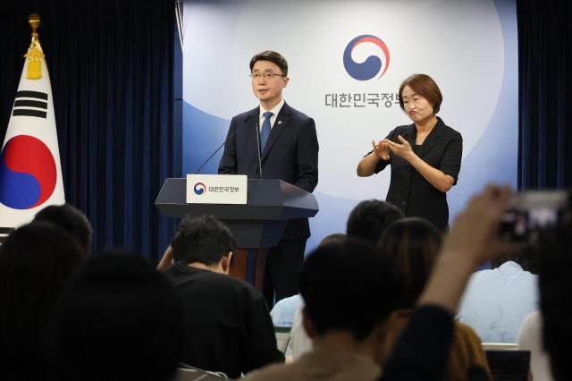 류제명 과학기술정보통신부 제2차관이 10일 서울 종로구 정부서울청사에서 KT 무단 소액결제 침해사고 관련 브리핑을 하고 있다 사진연합뉴스