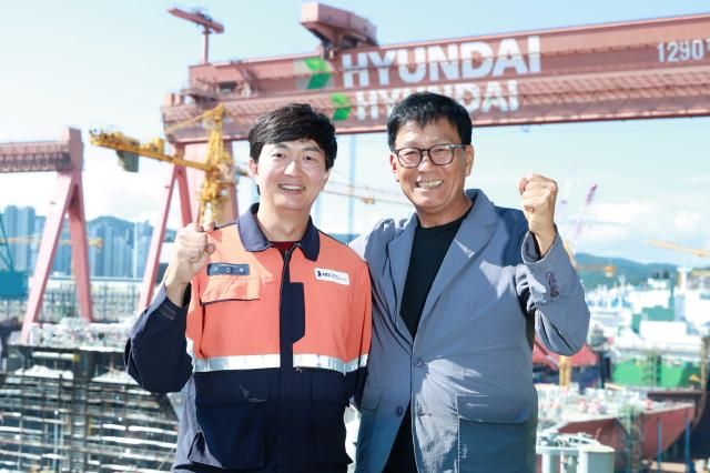 사진_조선업계 최초 ‘부자父子 명장’ HD현대중공업 고민철 기사 고윤열 씨퇴직사우jpg