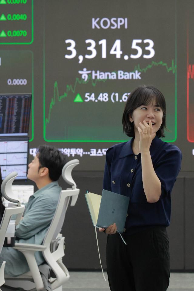 코스피가 10일 외국인과 기관의 쌍끌이 매수에 힘입어 장중 사상 최고치를 경신한 뒤 3310대 초반에서 거래를 마감했다 이날 코스피는 전장보다 5448포인트167 오른 331453으로 장을 종료했다 20250910사진유대길 기자 dbeorlf123ajunewscom