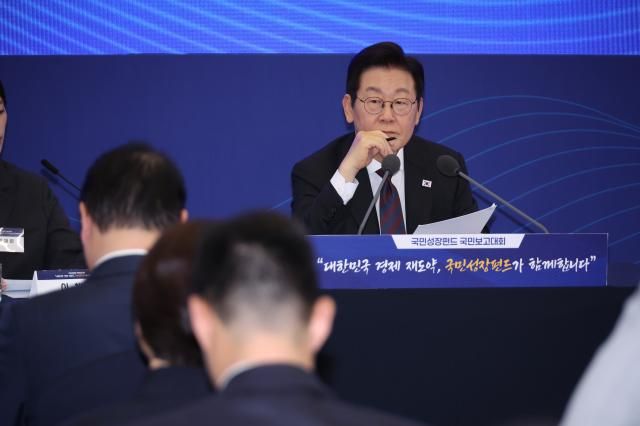 이재명 대통령이 10일 서울 마포구 프론트원에서 열린 국민성장펀드 보고대회에서 신동식 한국해사기술 회장의 발언을 듣고 있다사진연합뉴스