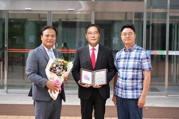 좌측부터 심길섭 본부장 전광진 사장 장기영 과장 사진삼육식품