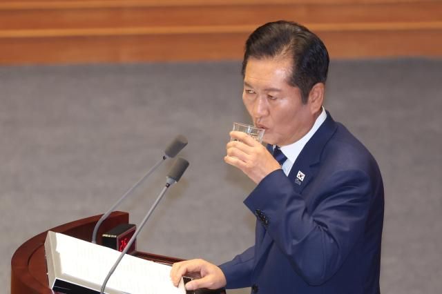 정청래 더불어민주당 대표가 9일 서울 여의도 국회에서 열린 본회의에서 교섭단체 대표 연설을 하던 중 물을 마시고 있다 사진연합뉴스