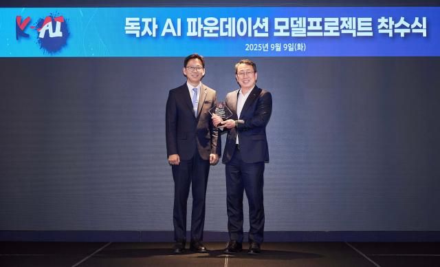 배경훈 과학기술정보통신부장관이 유영상 SK텔레콤에게 ‘K-AI’ 앰블럼이 새겨진 상패를 수여하는 모습 사진SKT