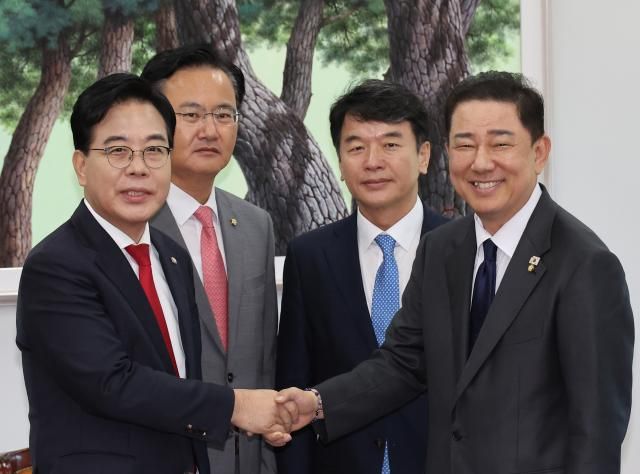 더불어민주당 김병기 원내대표 국민의힘 송언석 원내대표가 10일 서울 여의도 국회에서 회동을 갖고 있다 사진연합뉴스