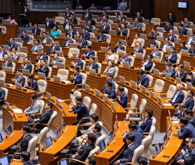 10일 서울 여의도 국회 본회의에서 열린 국민의힘 송언석 원내대표의 교섭단체 대표 연설을 듣던 국민의힘윗쪽의원들이 박수를 치고 있다 반면 더불어민주당 의원들은 야유를 보내고 있다 사진연합뉴스