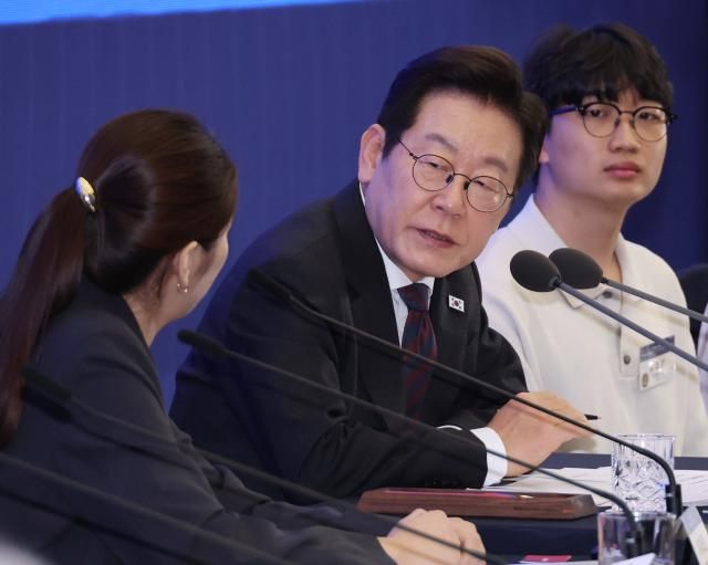 이재명 대통령이 10일 서울 마포구 프론트원에서 열린 국민성장펀드 보고대회에서 이채린 클라썸 대표와 이야기를 하고 있다사진연합뉴스