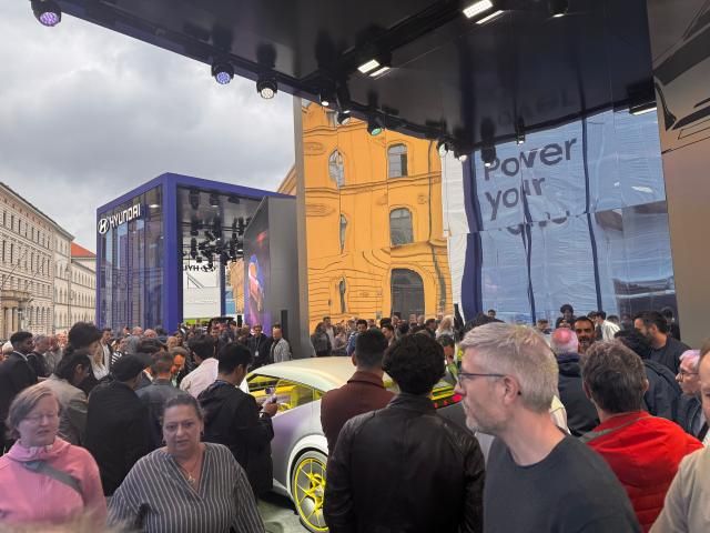 9일현지시간 독일 뮌헨 루트비히 거리의 IAA 오픈 스페이스에 마련된 현대자동차 부스에서 콘셉트 쓰리를 살펴보는 관람객들 사진이성진 기자 