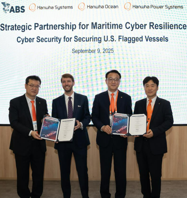 한화 3사와 미국 선급협회가 지난 9일현지 시각 이탈리아 밀라노에서 개최된 가스텍 2025 현장에서 미국 해안경비대의 사이버보안 규정과 미국 기국 선박 요건 대응을 위한 공동연구 추진 협약을 체결했다 왼쪽부터 이정선 한화오션 기본설계담당 상무 조슈아 디빈Joshua Divin ABS 글로벌 해양사업개발 부사장 이용욱 한화시스템 부사장 김형석 한화파워시스템 선박솔루션사업부 전무 사진한화시스템 